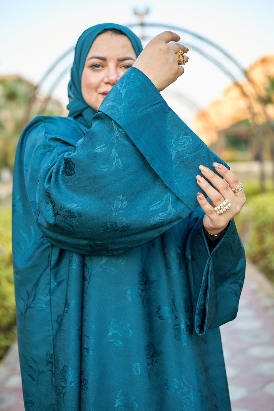 عباية انسيابية ناعمة مع طرحة - جنزاري ازرق - A70A4221.jpg
