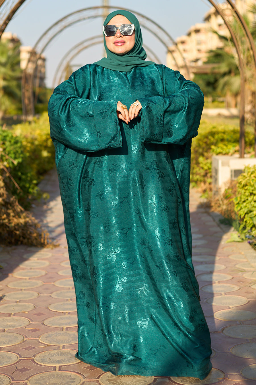 عباية انسيابية ناعمة مع طرحة - جنزاري اخضر - A70A4074 1.jpg