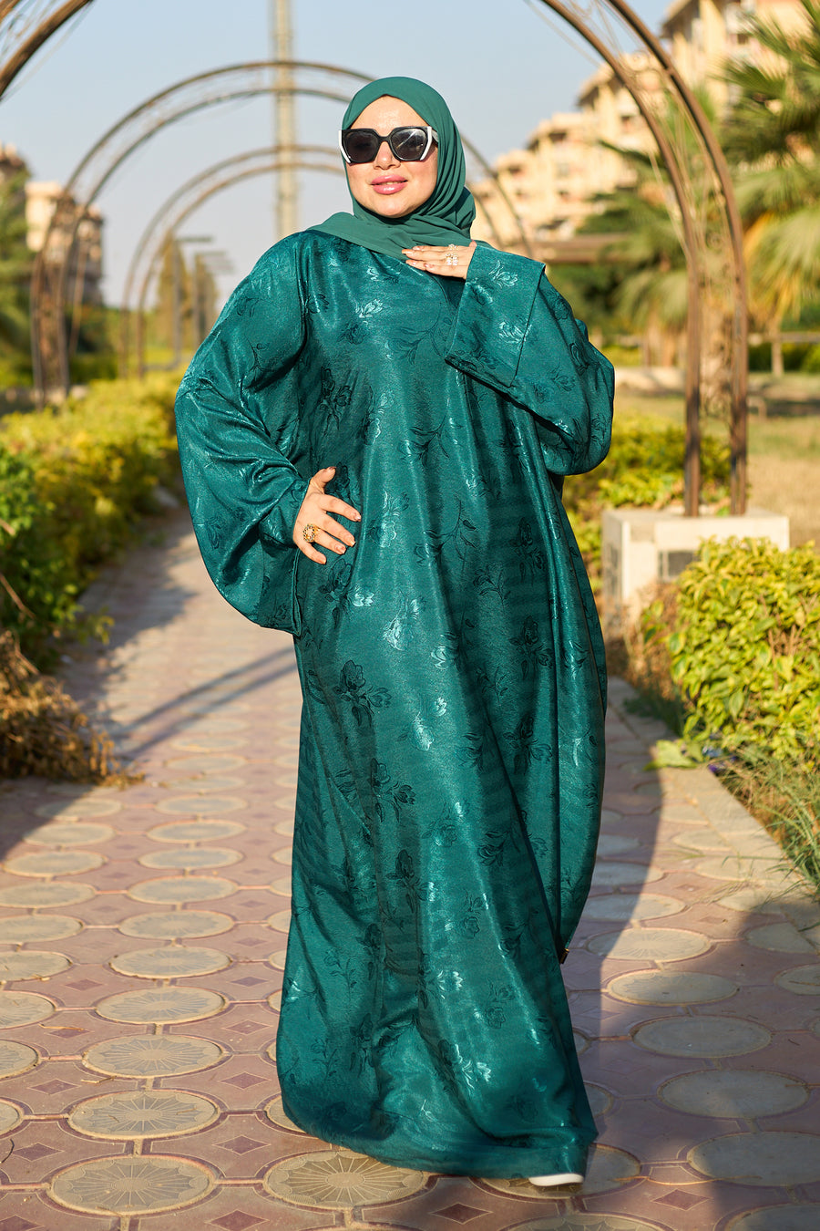 عباية انسيابية ناعمة مع طرحة - جنزاري اخضر - A70A4079.jpg