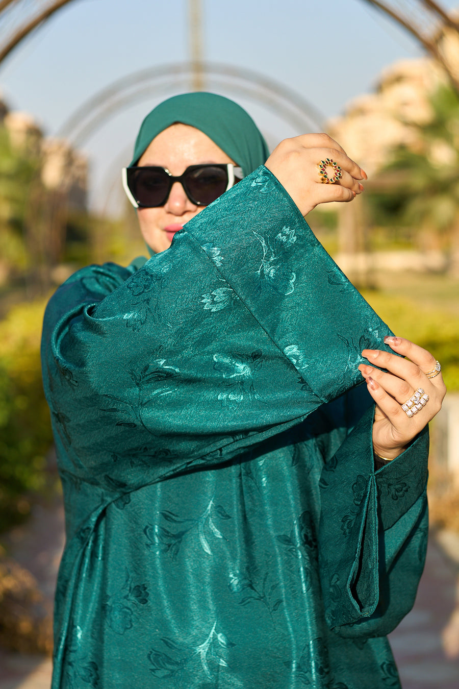 عباية انسيابية ناعمة مع طرحة - جنزاري اخضر - A70A4083.jpg