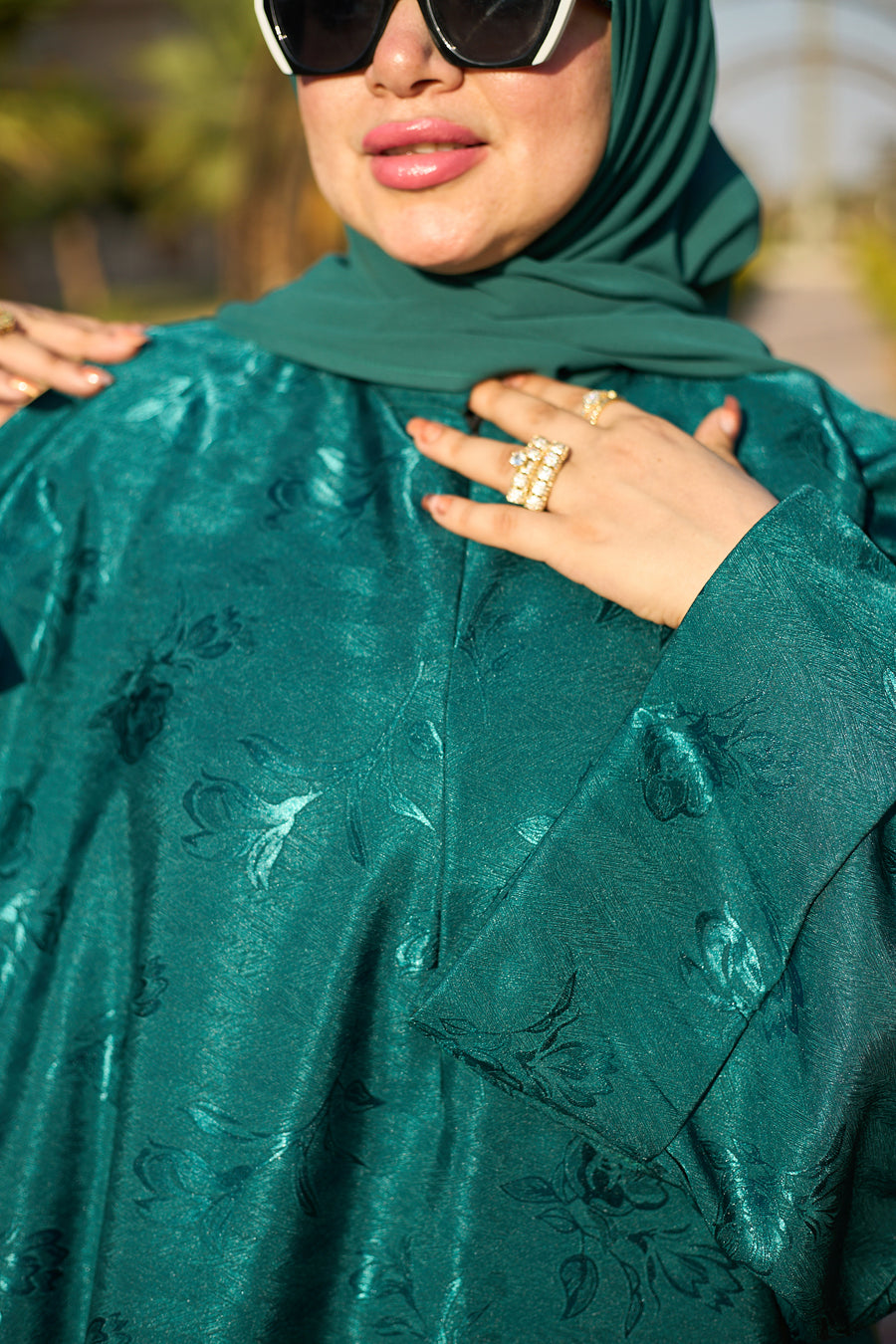 عباية انسيابية ناعمة مع طرحة - جنزاري اخضر - A70A4085.jpg