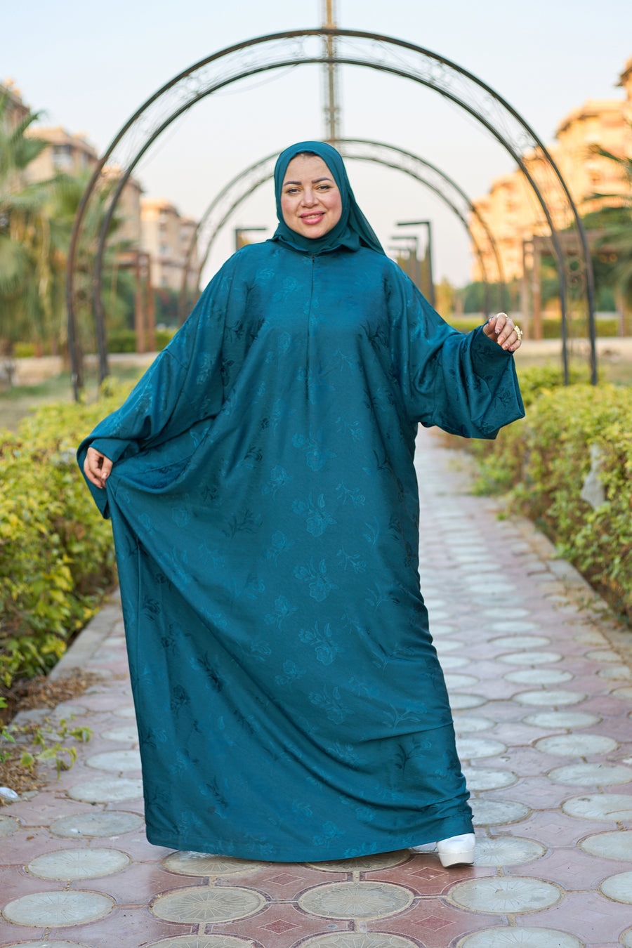 عباية انسيابية ناعمة مع طرحة - جنزاري ازرق - A70A4207.jpg