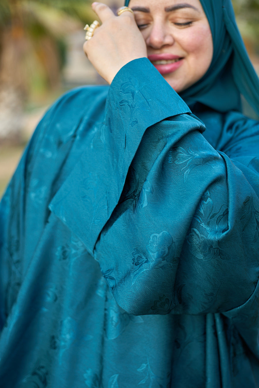 عباية انسيابية ناعمة مع طرحة - جنزاري ازرق - A70A4215.jpg
